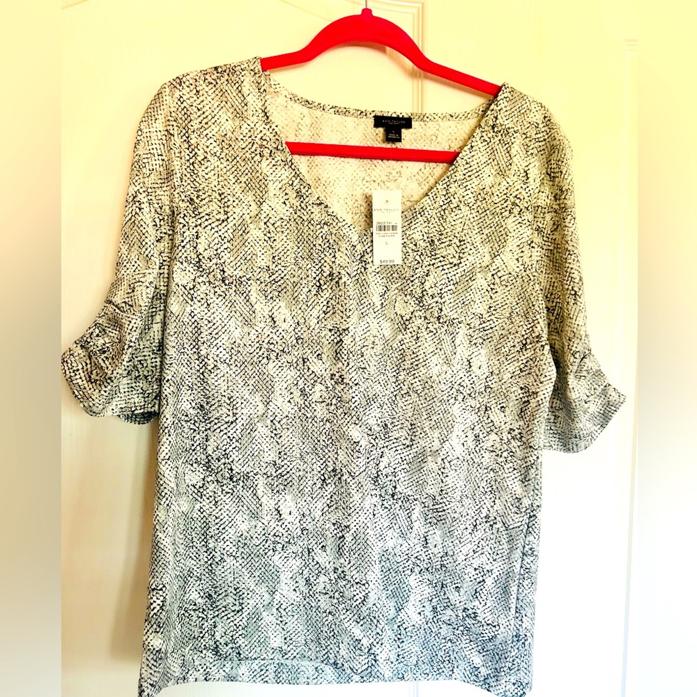 🌸NWT🌸 Ann Taylor blouse. Snakeskin print. Short sleeved. Size Large